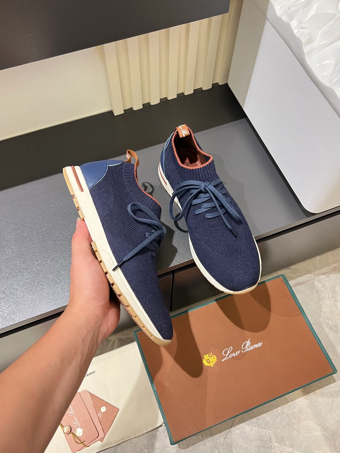 Men's Men's Shoes 💰p380 Loro Men's Shoes 💰piana/Noyo Piana 360 L Men's Shoes 💰p Flexy Walk Men's Sports Shoes These sports shoes are made of knitted wool uppers, and the heel is wrapped in smooth calf leather. Merino sheep are selected from Australia and New Zealand. The upper is machine-woven like a sweater, and then equipped with a white rubber outsole and a Kummel-colored sole. It is both beautiful and non-slip. The fabric is 100% cashmere and the insole is calf leather. It is super comfortable on the feet! Comes with full original packaging! Multiple colors available! Size: 38-44 (45 customized)